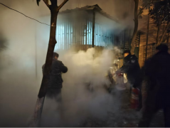 巡查遇火情综治协管员救火前锋